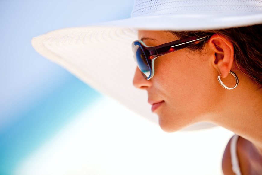 woman wearing white beach hat